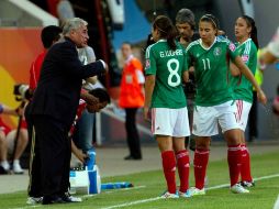 Leonardo Cuéllar dirigiendo a la escuadra femenina en partido contra Inglaterra. MEXSPORT  /