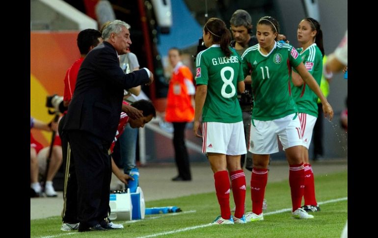 Leonardo Cuéllar dirigiendo a la escuadra femenina en partido contra Inglaterra. MEXSPORT  /