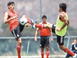 Jorge Espericueta disputa la pelota en el entrenamiento. MEXSPORT  /