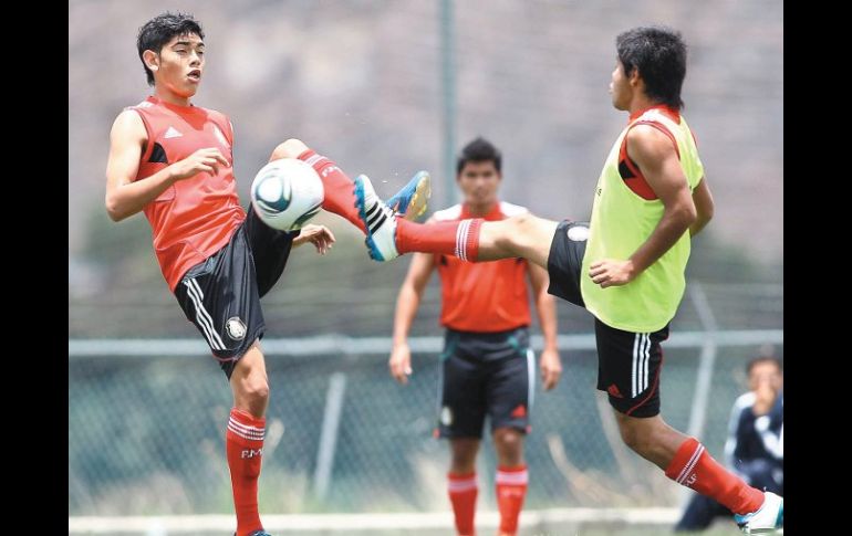 Jorge Espericueta disputa la pelota en el entrenamiento. MEXSPORT  /