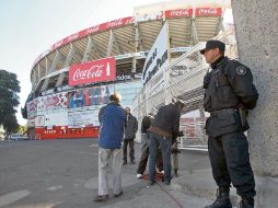 Un policía custodia las afueras del Estadio Monumental de River Plate tras los violentos disturbios del domingo. EFE  /