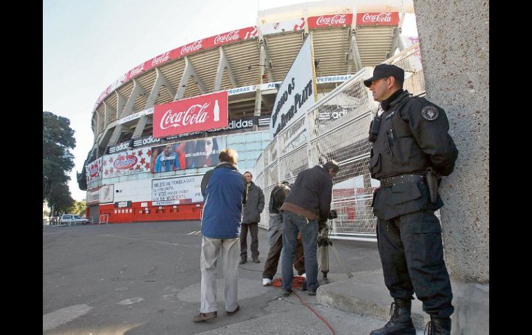 Un policía custodia las afueras del Estadio Monumental de River Plate tras los violentos disturbios del domingo. EFE  /