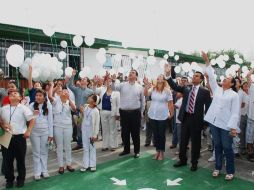 El alcalde de Zapopan, Héctor Vielma (centro), durante el lanzamiento de globos blancos en señal de repudio a la violencia. ESPECIAL  /