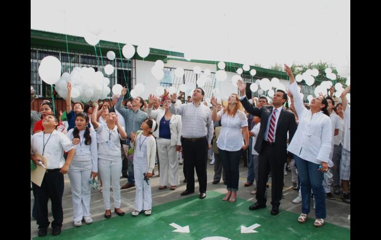 El alcalde de Zapopan, Héctor Vielma (centro), durante el lanzamiento de globos blancos en señal de repudio a la violencia. ESPECIAL  /