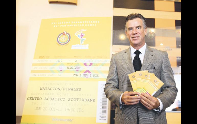 El director de Copag, Carlos Andrade Garín, con el formato de boletos para los eventos. A. CAMACHO  /