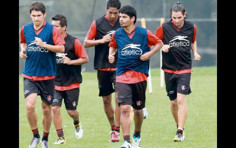 Luis Robles (centro) en entrenamiento con Atlas. MEXSPORT  /