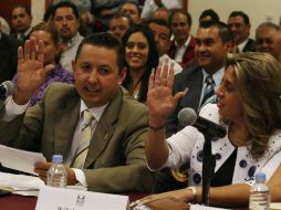 Los diputados Salvador Barajas del Toro y Elisa Ayón votan a favor de la resolución que exonera a Alonso Godoy. M. FREYRIA  /