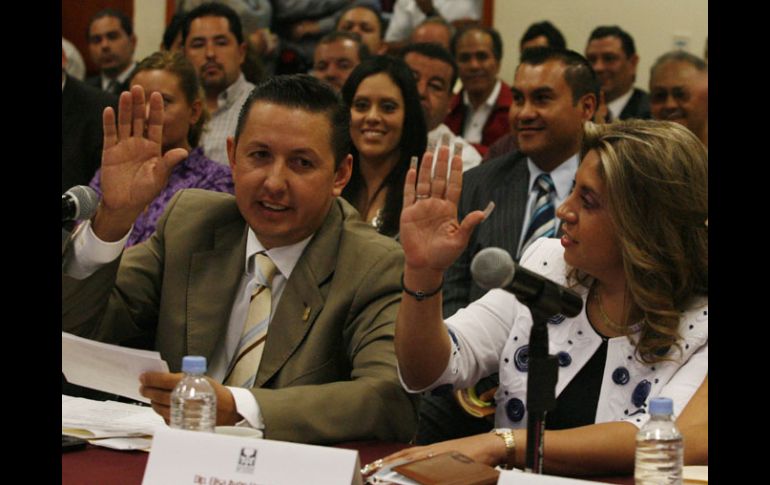 Los diputados Salvador Barajas del Toro y Elisa Ayón votan a favor de la resolución que exonera a Alonso Godoy. M. FREYRIA  /