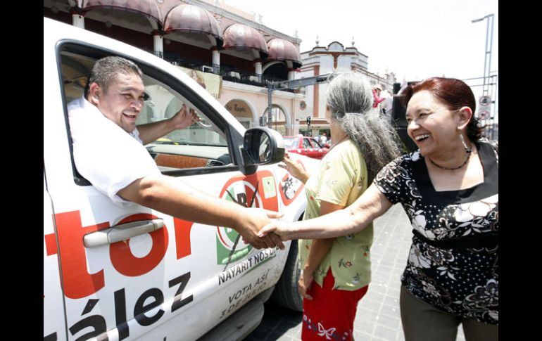 El candidato priista a la alcaldía de Tepic, Héctor González Curiel, saluda a una mujer en la calle. M. FREYRÍA  /