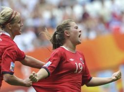 Emilie Haavi (derecha) de Noruega celebra con Elise Thorsnes luego de anotar el gol.EFE  /