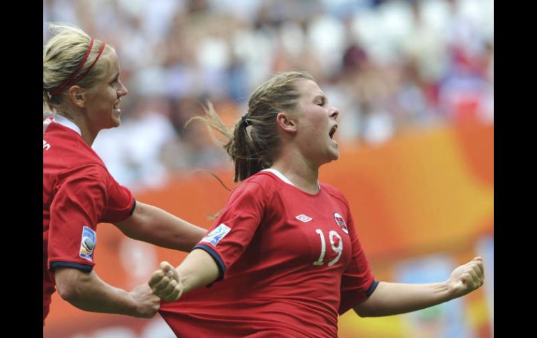 Emilie Haavi (derecha) de Noruega celebra con Elise Thorsnes luego de anotar el gol.EFE  /