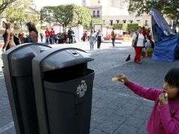 El chip que contienen los botes no sirve para alertar cuando éstos se llenan de residuos. ARCHIVO  /