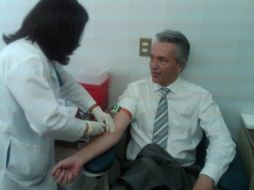 El secretario de Salud en Jalisco donó sangre en la presentación del proyecto de citas. T. VILLASEÑOR  /