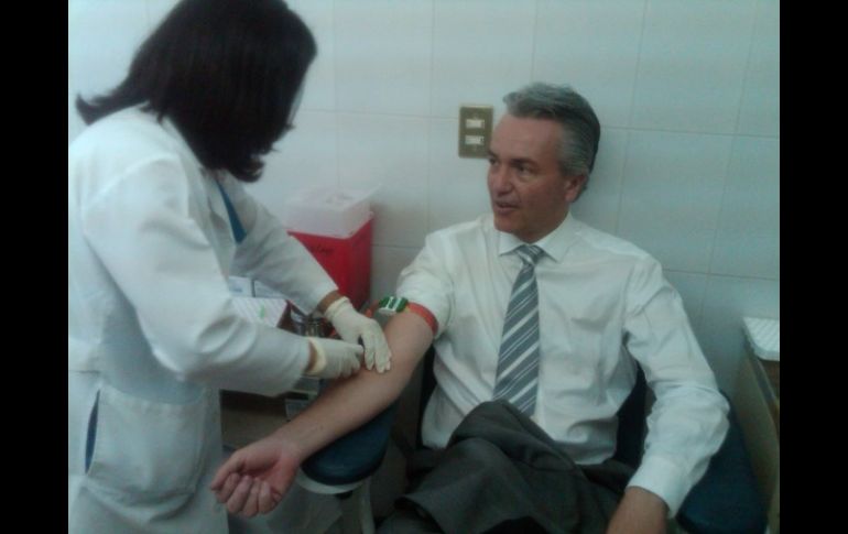 El secretario de Salud en Jalisco donó sangre en la presentación del proyecto de citas. T. VILLASEÑOR  /