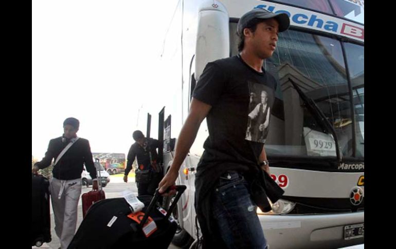 Giovani dos Santos llega al sitio de concentración de la Selección Nacional en Argentina. EFE  /