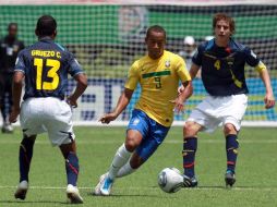 Ademilson (centro) fue el autor del primer gol de los brasileños en el partido. MEXSPORT  /