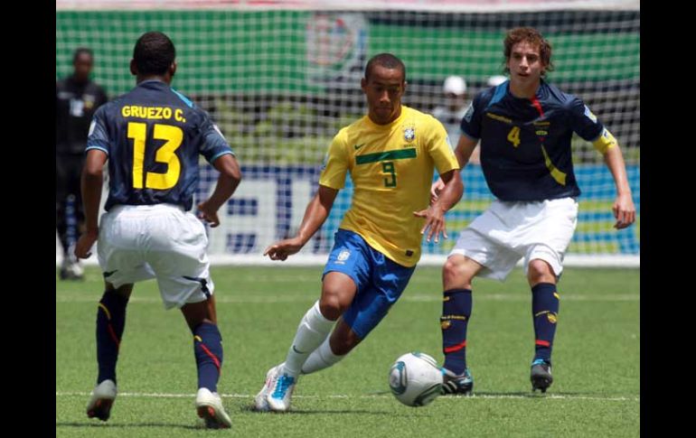 Ademilson (centro) fue el autor del primer gol de los brasileños en el partido. MEXSPORT  /