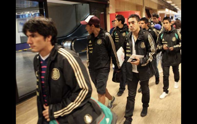 Los jugadores de ls Sub-22 a su salida en el aeropuerto de Buenos Aires. EFE  /