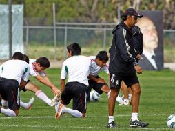 Raúl Gutiérrez supervisando entrenamiento para el partido del jueves contra Panamá. MEXSPORT  /