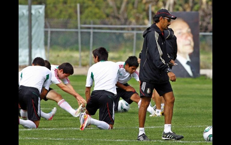 Raúl Gutiérrez supervisando entrenamiento para el partido del jueves contra Panamá. MEXSPORT  /