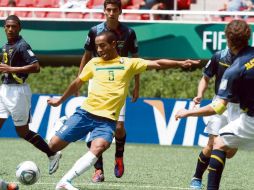 El brasileño Ademilson, rodeado por defensor ecuatorianos, dispara a la porteria, en el duelo que ganó 2-0.  MEXSPORT  /