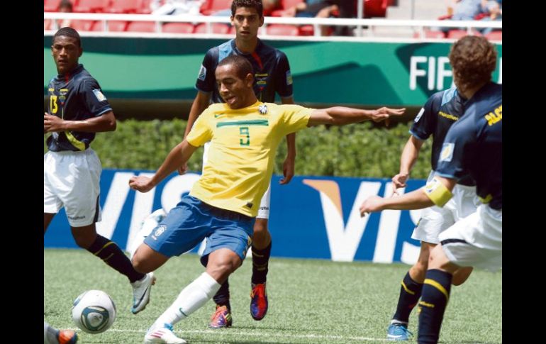 El brasileño Ademilson, rodeado por defensor ecuatorianos, dispara a la porteria, en el duelo que ganó 2-0.  MEXSPORT  /