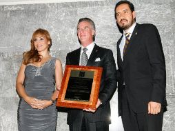 Carlos Andrade Garín (dentro) recibe su reconocimiento durante la ceremonia celebrada ayer en el Palacio de Gobierno. M. FREYRIA  /