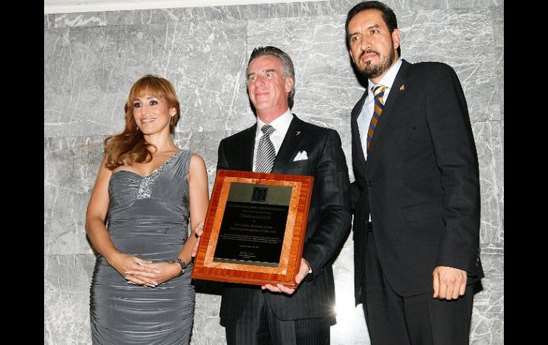 Carlos Andrade Garín (dentro) recibe su reconocimiento durante la ceremonia celebrada ayer en el Palacio de Gobierno. M. FREYRIA  /