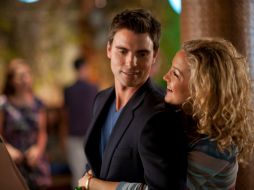 Kate Hudson (derecha) y Colin Egglesfield protagonizan la cinta No me quites a mi novio. ESPECIAL  /