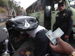 En la imagen, policías de la Ciudad de México revisan la documentación  de un conductor y de su automóvil. EL UNIVERSAL  /