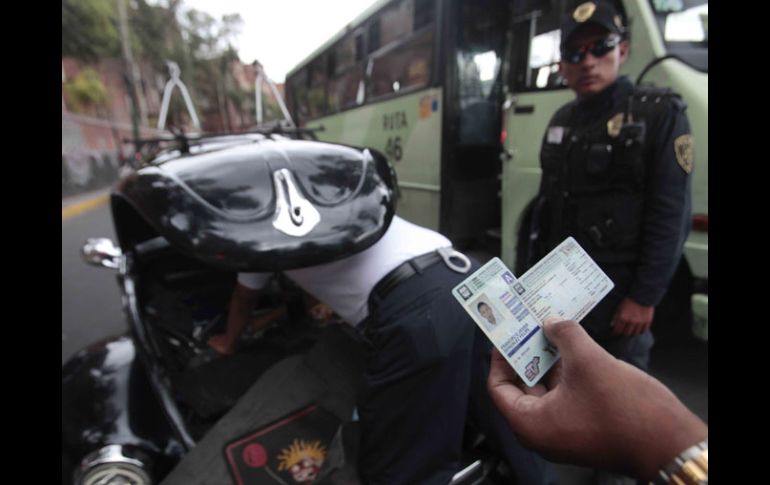 En la imagen, policías de la Ciudad de México revisan la documentación  de un conductor y de su automóvil. EL UNIVERSAL  /