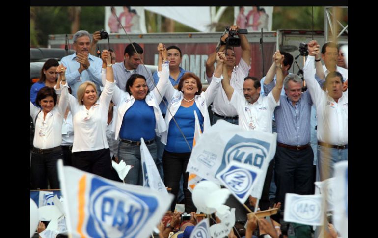 Martha Elena García (centro) terminó el martes con su campaña electoral. NTX  /