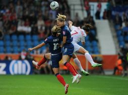 Jugadoras de la Selección de Francia y Canadá disputando el balón durante partido del Mundial Femenil en Alemania. MEXSPORT  /