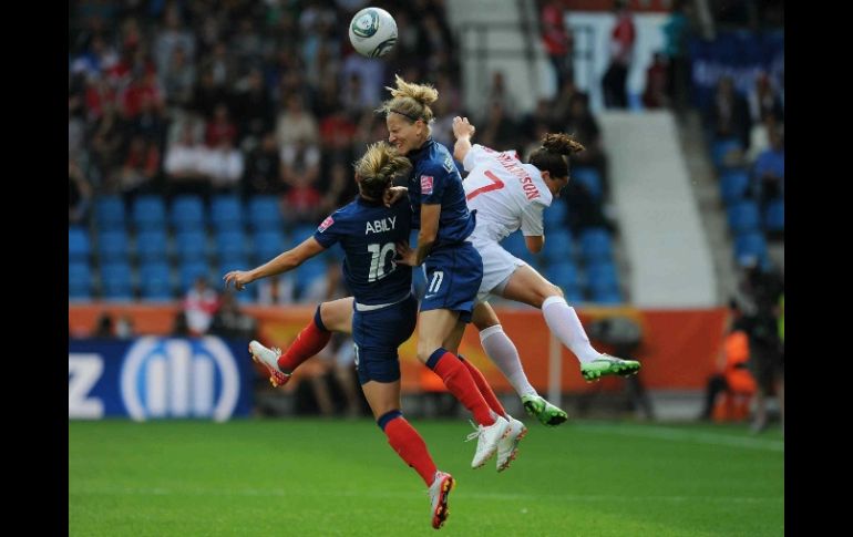 Jugadoras de la Selección de Francia y Canadá disputando el balón durante partido del Mundial Femenil en Alemania. MEXSPORT  /