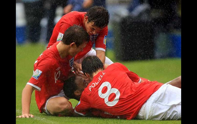 Los jugadores ingleses celebran el pase a los cuartos de final. MEXSPORT  /