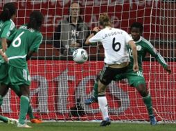 Simone Laudehr dispara para anotar el gol de la victoria de Alemania. EFE  /