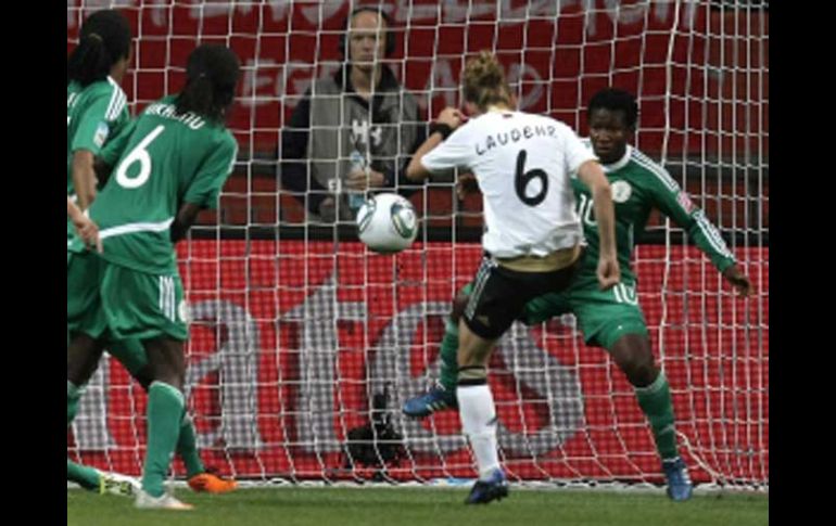 Simone Laudehr dispara para anotar el gol de la victoria de Alemania. EFE  /