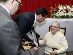 La señora Paulette Font-Reux de la Rosa recibe la Medalla de Honor por su labor altruista en la colonia El Fresno. E. PACHECO  /