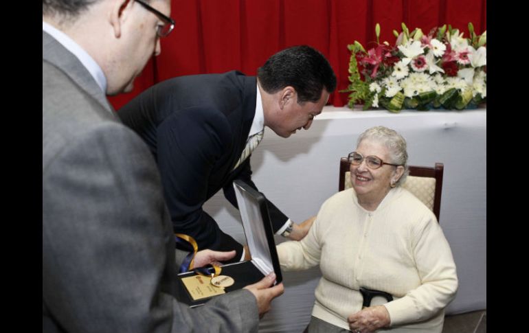 La señora Paulette Font-Reux de la Rosa recibe la Medalla de Honor por su labor altruista en la colonia El Fresno. E. PACHECO  /