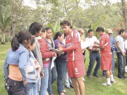 Omar Arellano (9) firma un autógrafo a una aficionada, al finalizar el entrenamiento en Monteverde. A. RAMÍREZ  /