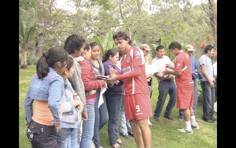 Omar Arellano (9) firma un autógrafo a una aficionada, al finalizar el entrenamiento en Monteverde. A. RAMÍREZ  /