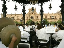 • Cada jueves, el kiosco de la Plaza de Armas se llena de músicos. ARCHIVO  /