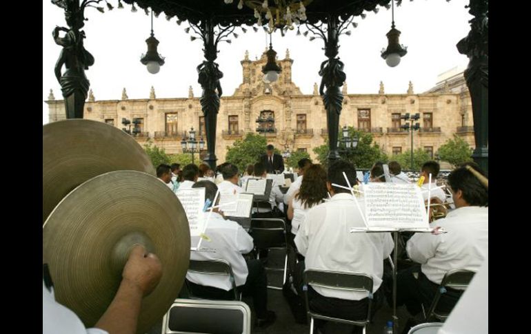 • Cada jueves, el kiosco de la Plaza de Armas se llena de músicos. ARCHIVO  /