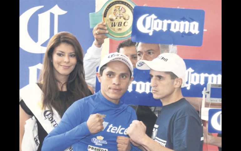 Édgar Sosa y Julio Paz, tras la ceremonia de pesaje ayer en San Luis Potosí, sede de la pelea de esta noche. EL UNIVERSAL  /