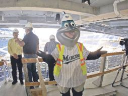 La mascota Billy the Marlin, de los Marlines de Florida de las Grandes Ligas, realiza un tour por el nuevo estadio. GETTY IMAGES SPORT  /