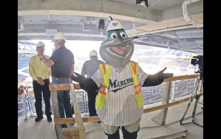 La mascota Billy the Marlin, de los Marlines de Florida de las Grandes Ligas, realiza un tour por el nuevo estadio. GETTY IMAGES SPORT  /