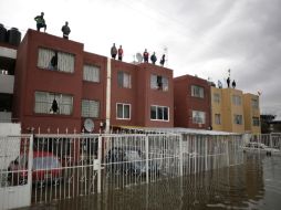 Habitantes del Valle de México permanecen a la espera de que aminore la emergencia por inundaciones. REUTERS  /