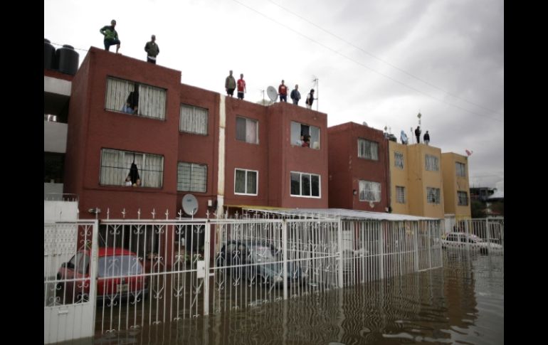 Habitantes del Valle de México permanecen a la espera de que aminore la emergencia por inundaciones. REUTERS  /