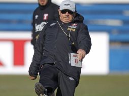 El director técnico de la Selección de Perú, Sergio Markarián, durante sesión de entrenamiento en Mendoza, Argentina. AP  /