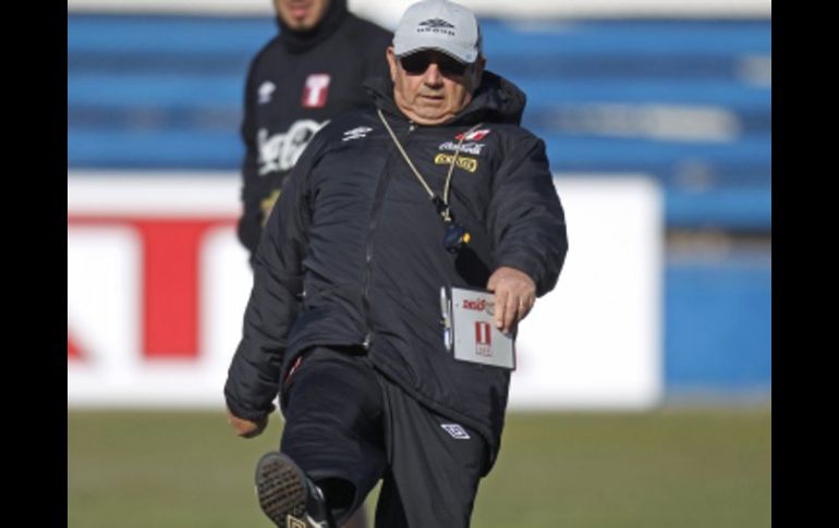 El director técnico de la Selección de Perú, Sergio Markarián, durante sesión de entrenamiento en Mendoza, Argentina. AP  /